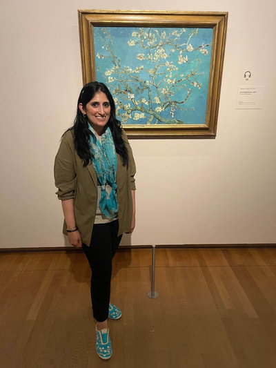 Kunstdocent Hera Jhaveri voor het werk Amandelbloesem in het Van Gogh Museum in Amsterdam.