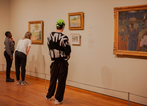 Bezoekers in het Van Gogh Museum kijken naar schilderijen van Vincent van Gogh en tijdgenoten. Foto: Françoise Bolechowski