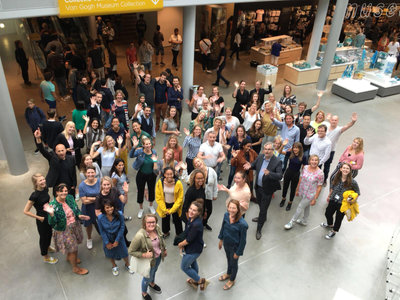 Van Gogh Museum medewerkers in de entreehal van het museum