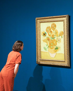 A museum visitor is looking at the Sunflowers painting, photo: Tomek Dersu Aaron.