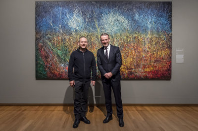 Chinese kunstenaar Zeng Fanzhi en Axel Rüger (directeur Van Gogh Museum) voor Zengs versie van 'Korenveld met kraaien'