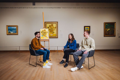 LEGO-modelontwerper Stijn Oom (rechts) in gesprek en senior conservator Nienke Bakker (midden) van het Van Gogh Museum. 