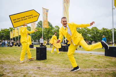 Sign Jugglers at the Sunflower Art Festival to celebrate 50th anniversary Van Gogh Museum. Photo: David Stegenga / Jelle Draper
