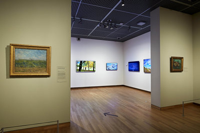 Museumzaal met Compressed Landscapes van Jan Robert Leegte bij 'Korenveld met patrijs' en 'Herfstdag' van Vincent van Gogh, Foto: Michael Floor