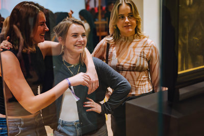 Twee jonge vrouwen staan gearmd voor een schilderij van Vincent van Gogh in het Van Gogh Museum. Foto: Jelle Draper