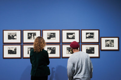 Twee bezoekers kijken naar 11 prenten van Félix Vallotton in de tentoonstelling 'Ongekend'. foto: Tomek Dersu Aaron