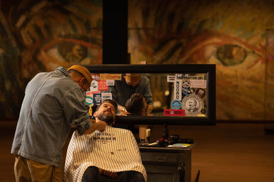 Barbier Ferry Seksie aan het werk in het Van Gogh Museum tijdens de landelijke actiedag Kapsalon Theater voor heropening cultuursector op 19 januari 2022. Foto: Maurice van der Meijs 