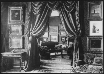 Archive photo of the interior of the art dealer Goupil & Cie in The Hague, c. 1900