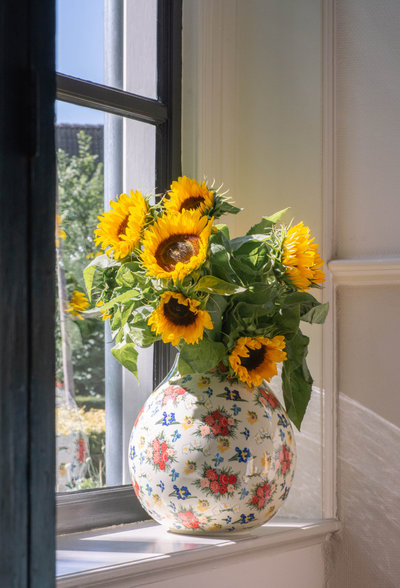 Sunflowers in a vase with flower design from the Bunzlau Castle x Van Gogh Museum collection.