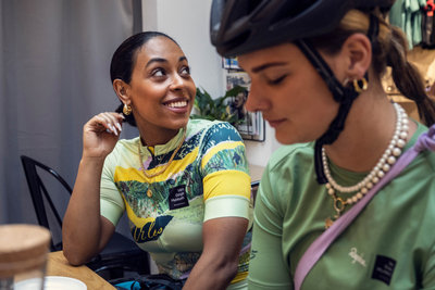 Het dames fiets jersey uit de Rapha x Van Gogh Museum capsulecollectie 2022. Foto: Stan Koolen