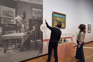 Bezoekers in de tentoonstelling Vincents weg naar wereldroem ('Kiezen voor Vincent') , foto: Michael Floor