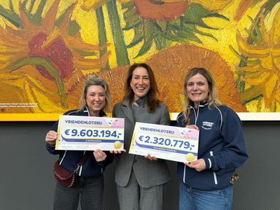 Directeur Emilie Gordenker (midden) ontvangt een cheque van de VriendenLoterij op 10 maart 2026