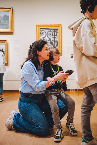 A mother and her son are listening to the audio guide together at the Van Gogh Museum. Photo: Jelle Draper