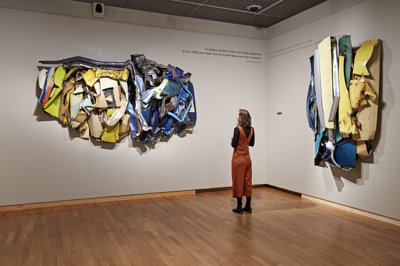 Links: John Chamberlain (1927-2011), 'White Thumb Four', 1978, auto-onderdelen en roestvrij staal, particuliere collectie. Rechts: John Chamberlain (1927-2011), 'Blue Brownie', 1979, auto-onderdelen en roestvrij staal, particuliere collectie. Fotograaf: Michael Floor