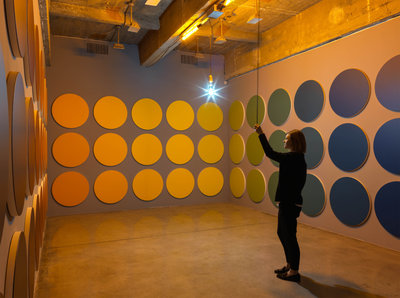Installatie van Olafur Eliasson: Colour experiment no. 78, 2015. Fotograaf: Maris Hutchinson; Installatiebeeld: Tanya Bonakdar Gallery, New York, 2017