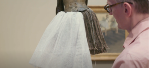 Kostuum conservator Glenn Peterson test een nieuwe stof voor de tutu van Degas' sculptuur van een danseresje in het Metropolitan Museum of Art in New York