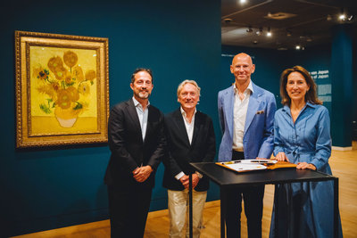 Van links naar rechts Ronald Leunisse, Managing Director DHL Express Nederland, Willem van Gogh, Advisor to the Board van het Van Gogh Museum, Alberto Nobis, CEO DHL Express Europe en Emilie Gordenker, algemeen directeur van het Van Gogh Museum voor 'Zonnebloemen' (1889). Foto: Jelle Draper