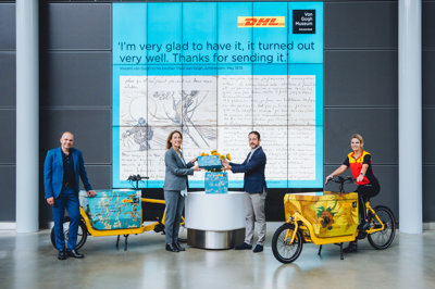 Adriaan Dönszelmann, Emilie Gordenker (Directie Van Gogh Museum) and Ronald Leunisse (Managing Director DHL Express Nederland), Krista Bakker (staffmember DHL) Foto: Jelle Draper