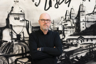 Artist Marcel van Eeden in front of one of his charcoal drawings (photo: © Lukas Giesler, Karlsruhe