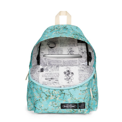 Lichtblauwe Eastpak rugzak met Van Goghs Amandelbloesem. De voering bestaat uit een print met Van Goghs brieven
