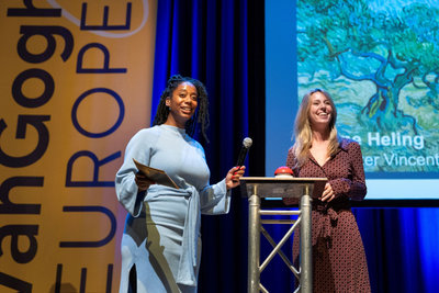 Janne Heling (r) en presentator Stephanie Afrifa bij de lancering van de Van Gogh Europe Route-app. Foto: Sake Elzinga