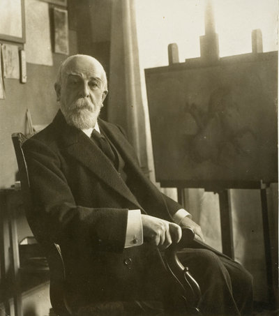 Kunstenaar Odilon Redon zit voor een van zijn kunstwerken